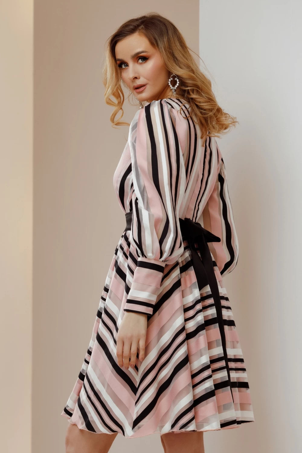 Rochie Bellona roz cu dungi albe si negre 3