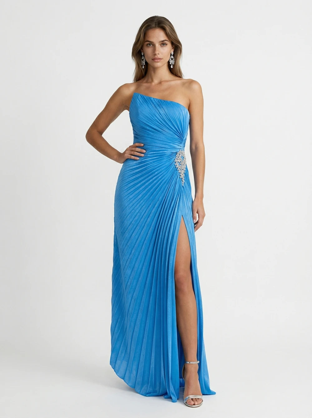 Rochie lunga albastru Franca cu un umar, plisata, cu aplicatie decorativa si slit lateral eleganta