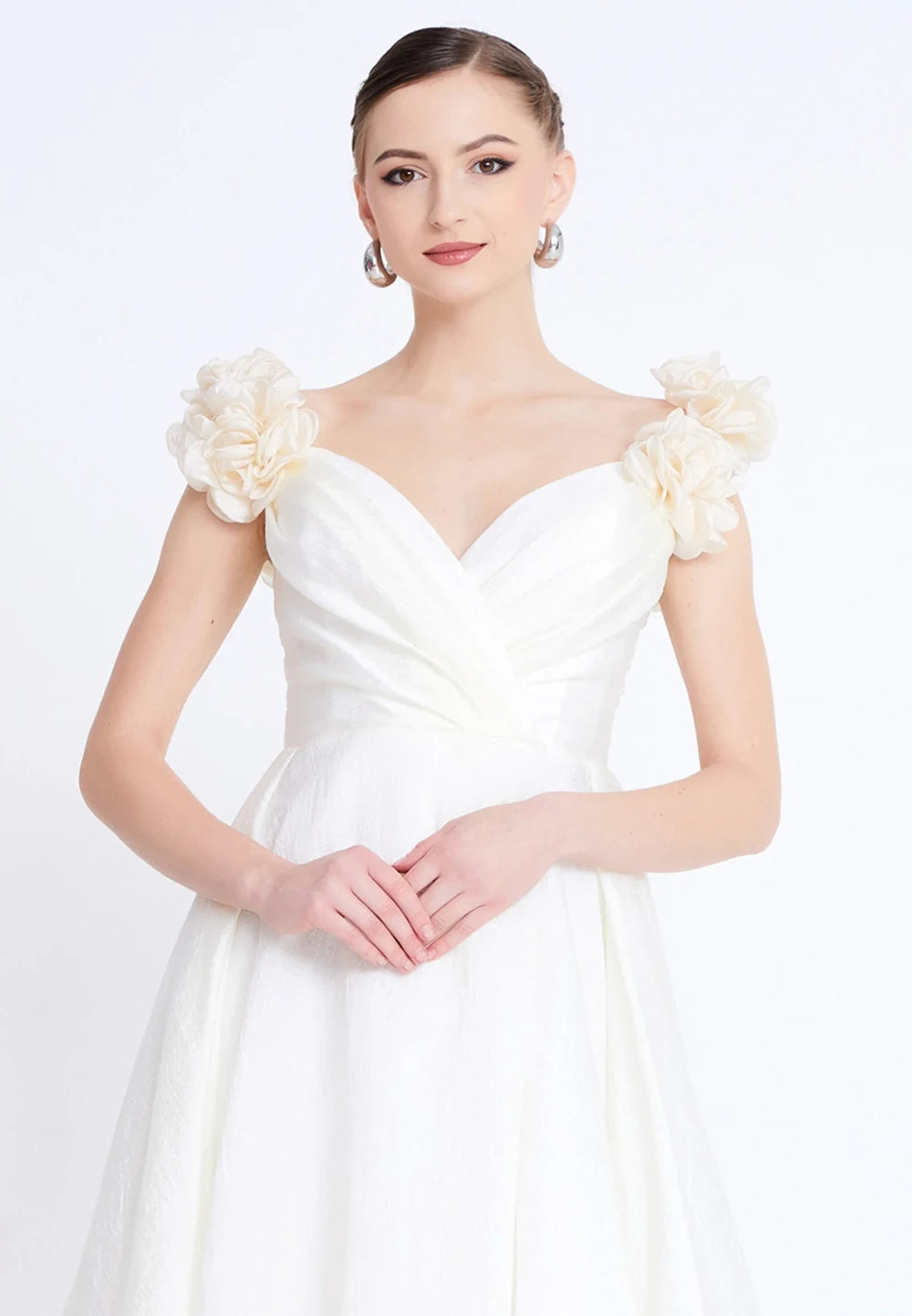 Rochie lunga Ozana alba eleganta cu decolteu inima si aplicatii florale pe umeri pentru evenimente speciale 3