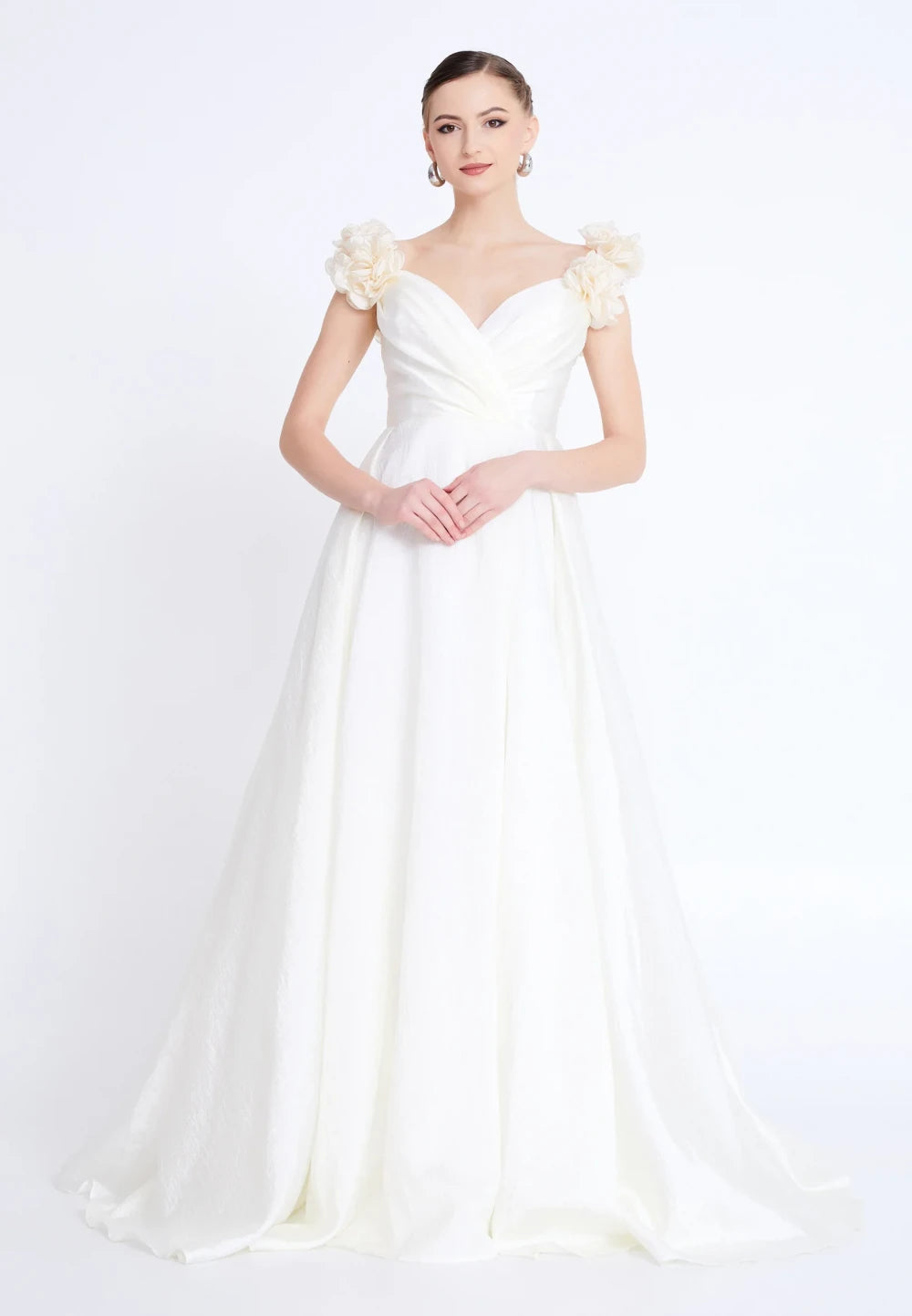 Rochie lunga Ozana alba eleganta cu decolteu inima si aplicatii florale pe umeri pentru evenimente speciale 2