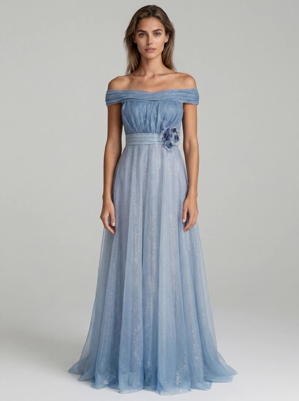 Rochie lungă Tessa albastru deschis din tull strălucitor cu umeri căzuți și floare decorativă în talie