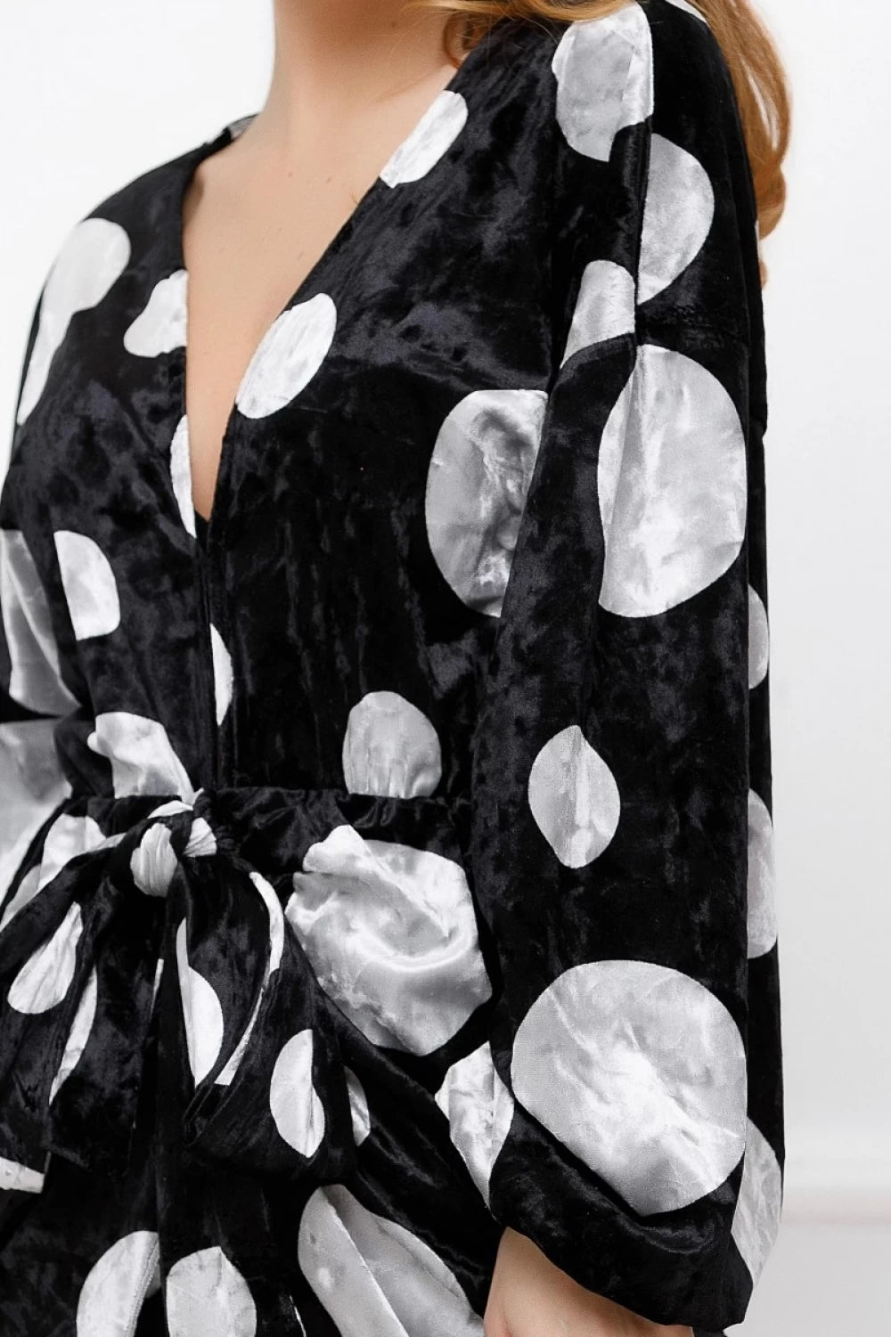 Rochie Ronia neagra cu buline argintii din catifea cu decolteu adanc si maneci bufante 2