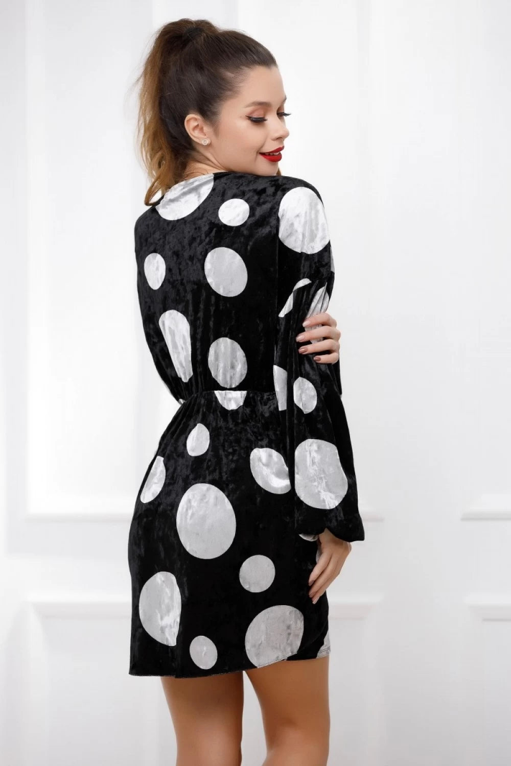 Rochie Ronia neagra cu buline argintii din catifea cu decolteu adanc si maneci bufante 3