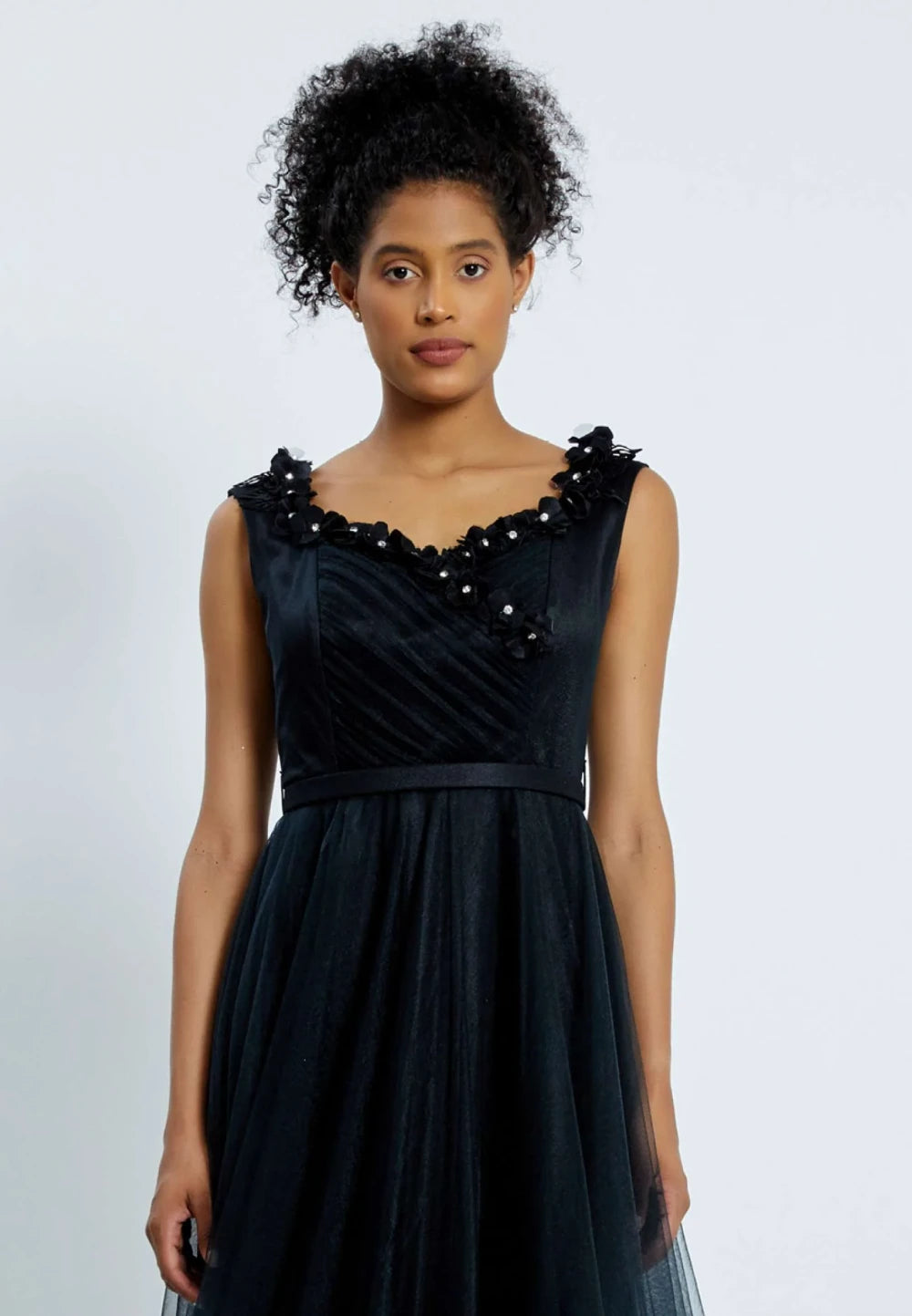 Rochie lungă elegantă neagra din tull cu aplicații florale – Sabina 2