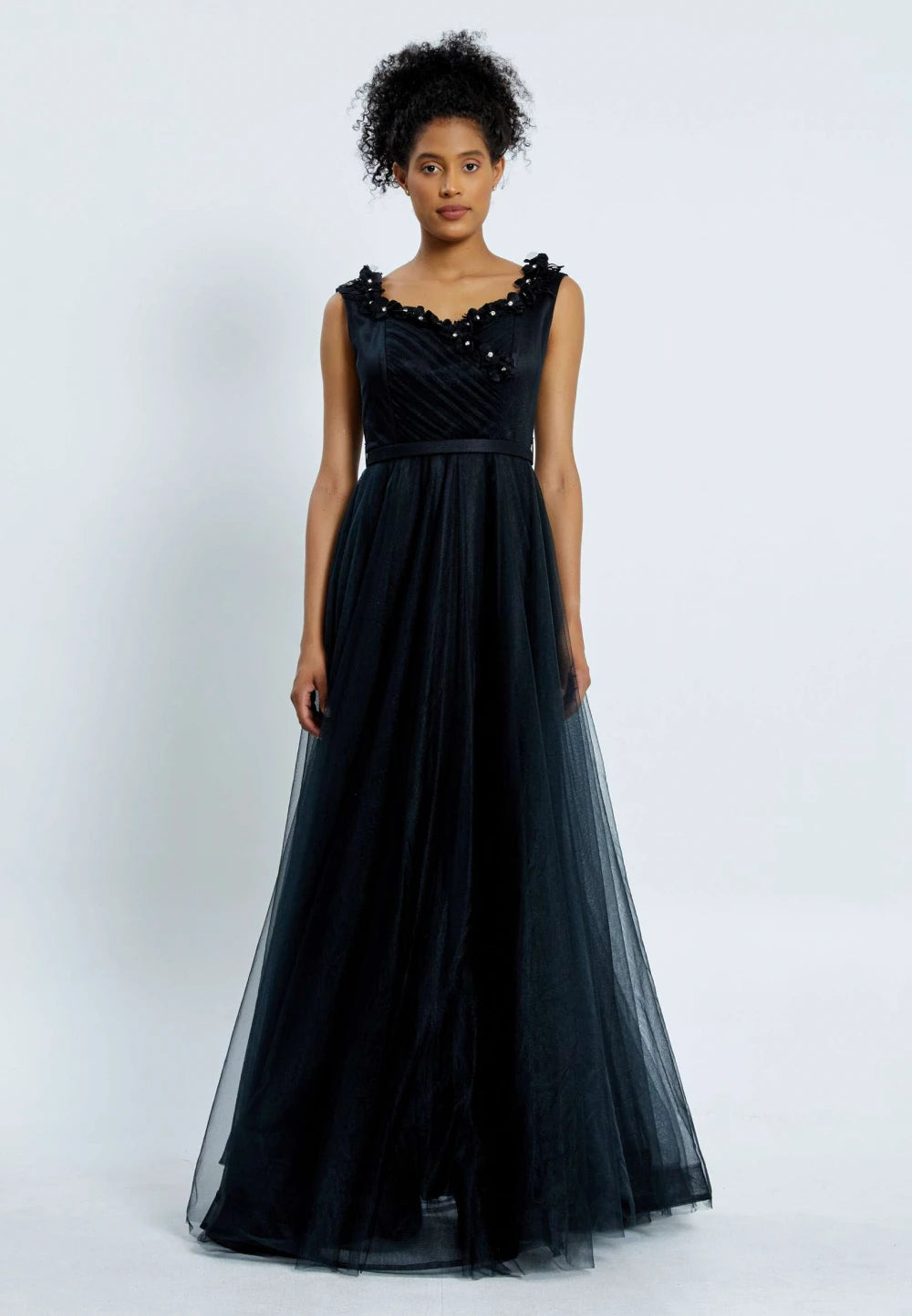 Rochie lungă elegantă neagra din tull cu aplicații florale – Sabina 3